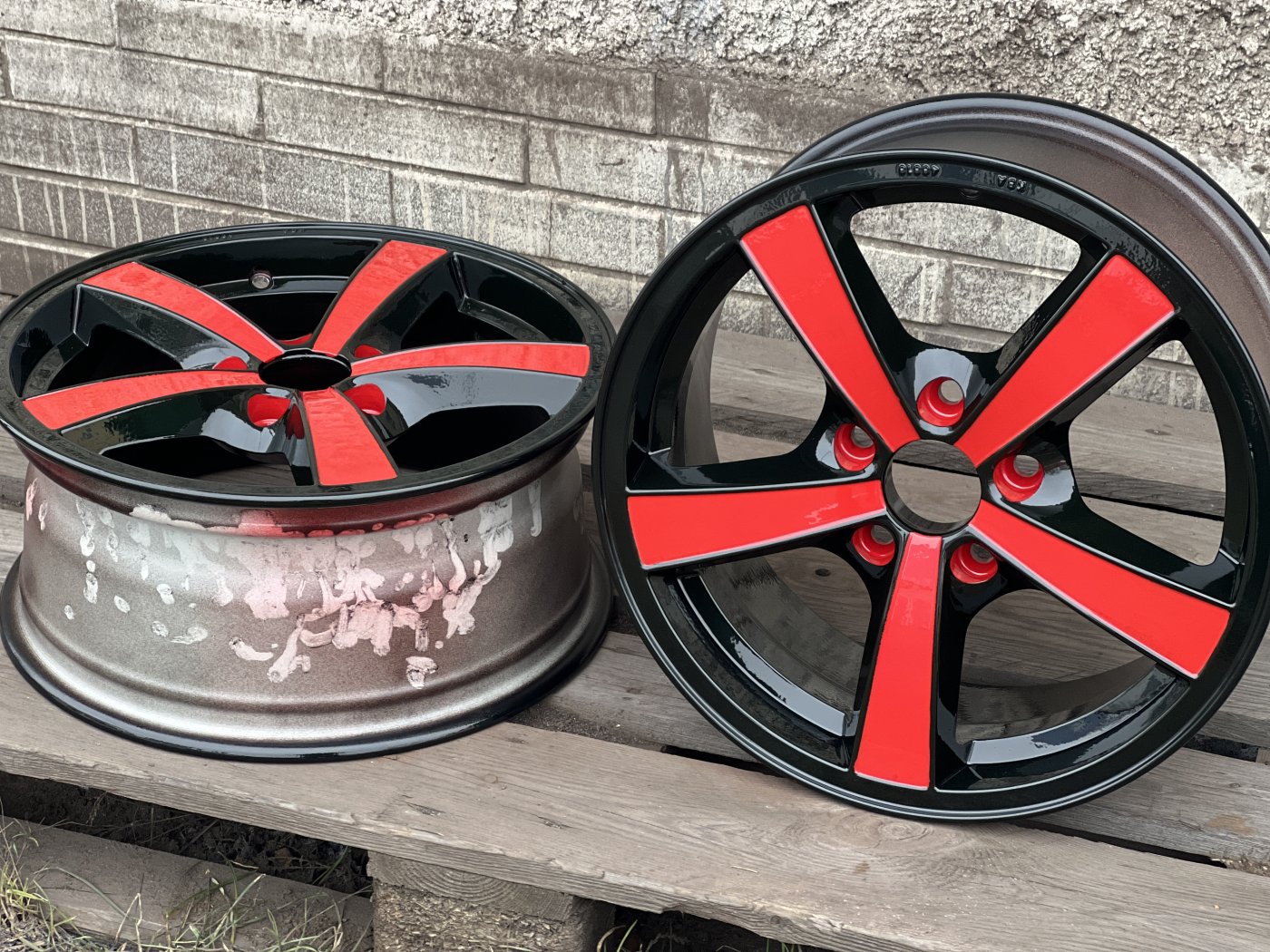 Zweifarbige Felgen in Schwarz und Rot