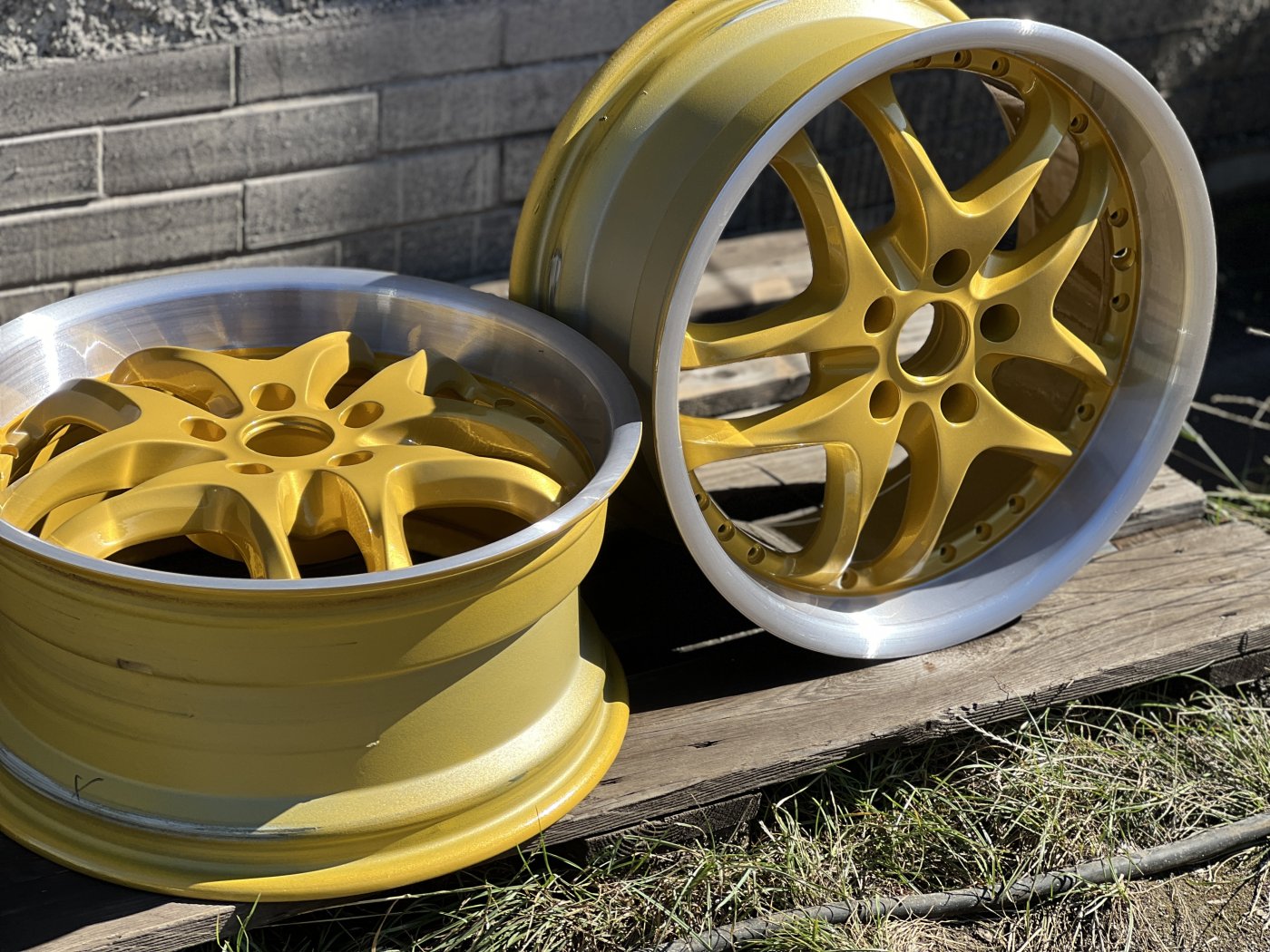Felgenaufarbeitung in Gold-Metallic mit CNC-Felgenrand