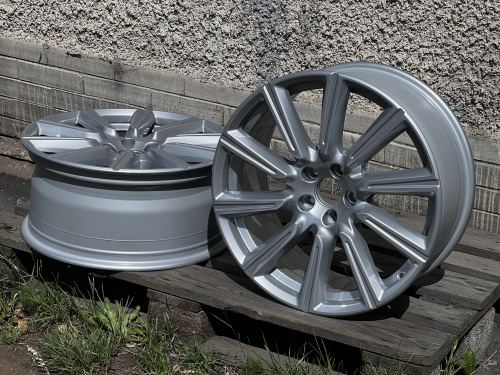 Stříbrná BMW