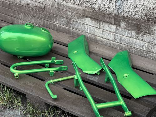 Díly na motocykl zelená Candy metaliza